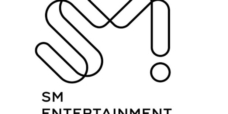 Logo SM Entertainment.