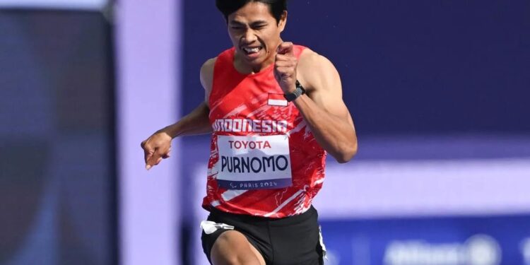 Sprinter Indonesia, Saptoyogo Purnomo, berusaha melaju ke garis finis dalam pertandingan final nomor 200 meter T37 putra Paralimpiade Paris 2024 di Stadion Stade de France, Paris, Prancis, Sabtu (7/9/2024).