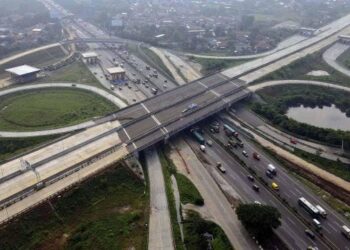 Sejumlah kendaraan sedang melewati tol ruas dalam kota Jakarta.