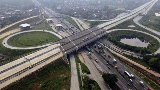 Cek Tarif Baru Tol Ruas Dalam Kota Jakarta, Berlaku Mulai Hari Ini 1 Sejumlah kendaraan sedang melewati tol ruas dalam kota Jakarta.