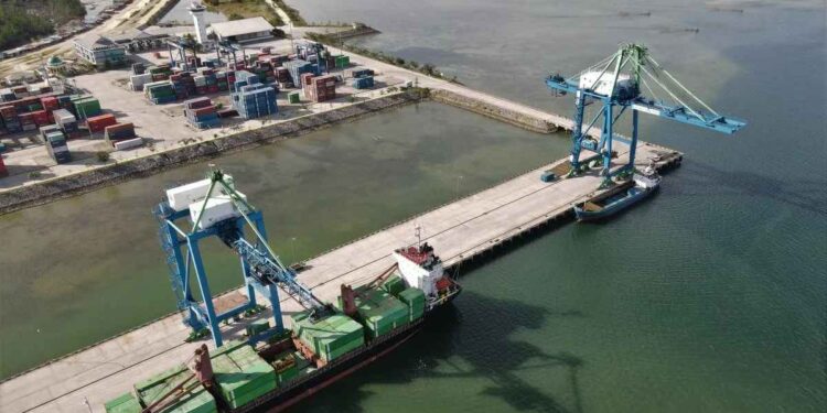 Aktivitas bongkar muat di dermaga bongkar muat peti kemas PT Pelabuhan Indonesia IV (Persero) Kendari, Sulawesi Tenggara.