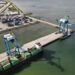 Pasca Merger, Aset Pelindo Tembus Rp123 Triliun 2 Aktivitas bongkar muat di dermaga bongkar muat peti kemas PT Pelabuhan Indonesia IV (Persero) Kendari, Sulawesi Tenggara.