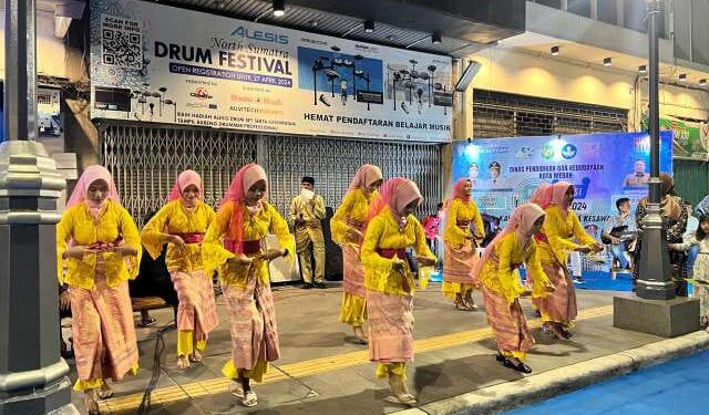 Siswa SMP Perform Tarian Melayu pada Event Kolaborasi Budaya di Kesawan 1 Event Kolaborasi Budaya yang digelar Pemko Medan melalui Dinas Pendidikan dan Kebudayaan Kota Medan di Kesawan, Sabtu (5/10/24) malam.