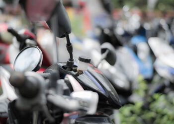 Ilustrasi sepeda motor.