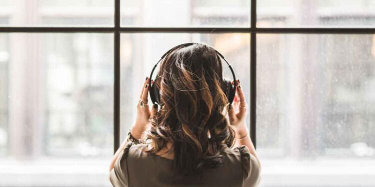 Mendengarkan Musik Jadi Penyembuh Terbaik Pasca Operasi 1 Ilustrasi mendengarkan musik.