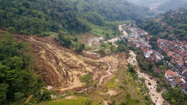 Sumut Identifikasi 147 Titik Rawan Musibah di Jalur Mudik 2025 1 Ilustrasi bencana tanah longsor.