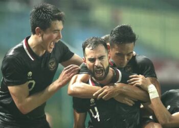 Jordi Amat (tengah) bakal absen lawan China.