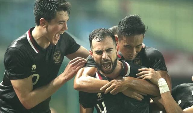Jordi Amat (tengah) bakal absen lawan China.