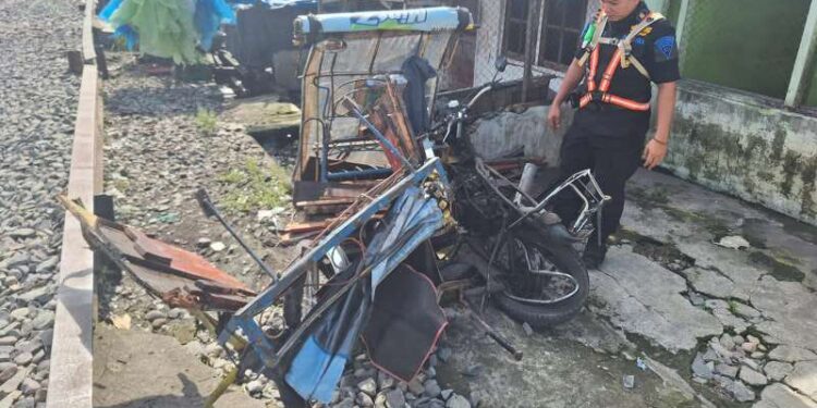 Kelalaian di Perlintasan Rugikan Penumpang Kereta Api karena Terlambat Sampai Tujuan 1 Kecelakaan lalulintas akibat kelalaian oleh oknum masyarakat yang melanggar aturan saat melintas di perlintasan sebidang kereta api.