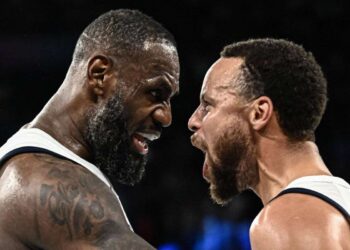 LeBron James dan Stephen Curry merayakan di akhir pertandingan bola basket semifinal putra antara AS dan Serbia pada Olimpiade Paris 2024, di Bercy Arena di Paris pada Kamis (8/8/2024).