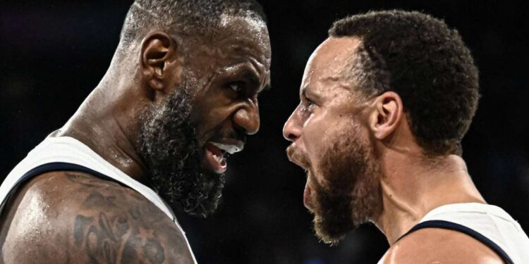 Cedera Pergelangan Kaki, Stephen Curry Bakal Absen Dua Laga NBA 1 LeBron James dan Stephen Curry merayakan di akhir pertandingan bola basket semifinal putra antara AS dan Serbia pada Olimpiade Paris 2024, di Bercy Arena di Paris pada Kamis (8/8/2024).