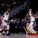 Bermain Bersama di NBA, LeBron dan Bronny James Ukir Sejarah 2 Pemain rookie Los Angeles Lakers, Bronny James (kanan), berupaya melakukan tembakan tiga angka usai diberikan umpan dari ayahnya, LeBron James (kedua kiri), dalam pertandingan melawan Phoenix Suns di laga pramusim NBA.