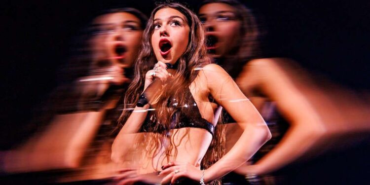Olivia Rodrigo Nyusruk ke Lubang Panggung Saat Konser di Melbourne 1 Olivia Rodrigo.