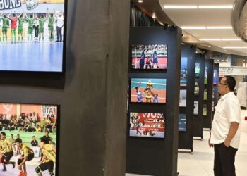 Plt Wali Kota Medan, H Aulia Rachman mengunjungi pameran foto ajang PON XXI, di Rivavark, Atrium Delipark Mall, Medan.