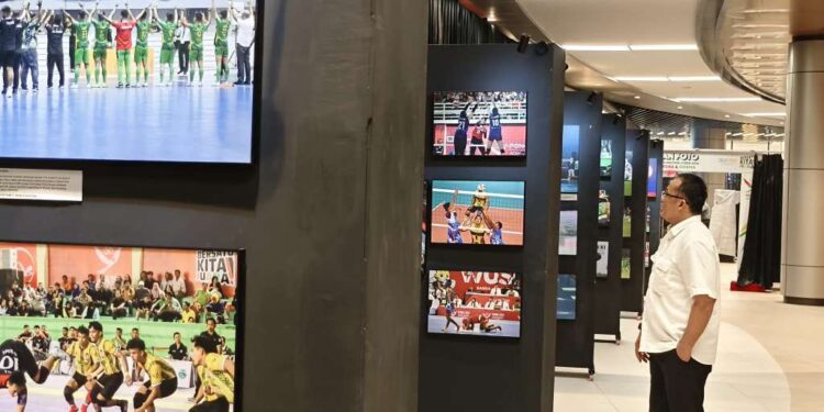 Kunjungi Pameran Foto PON 2024, Ini Kata Aulia Rachman 1 Plt Wali Kota Medan, H Aulia Rachman mengunjungi pameran foto ajang PON XXI, di Rivavark, Atrium Delipark Mall, Medan.