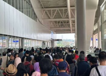 Penumpang di Stasiun Kereta Cepat Whoosh.