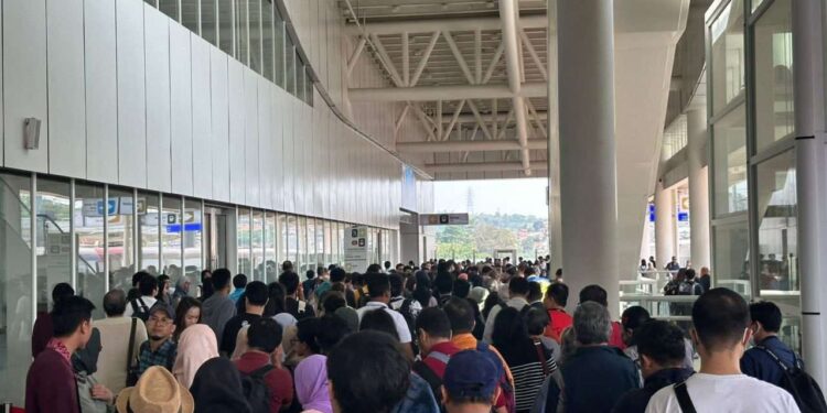 KCIC Reschedule Tiket Whoosh Tanpa Potongan Bea 1 Penumpang di Stasiun Kereta Cepat Whoosh.