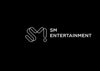 Logo SM Entertainment.