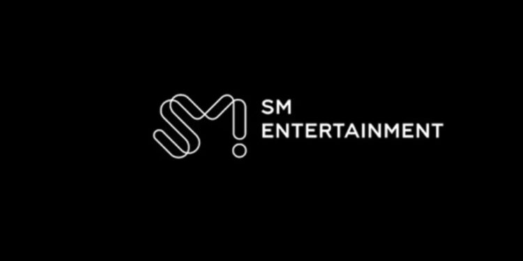 Logo SM Entertainment.