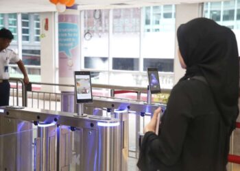 Penumpang melakukan Face Recognition Boarding Gate atau validasi identitas melalui wajah saat boarding di Stasiun Medan.
