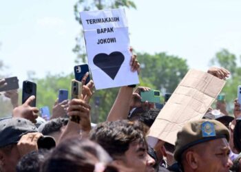 Warga Kabupaten Timor Tengah Utara (TTU) melepas keberangkatan Presiden Jokowi ke Kupang.