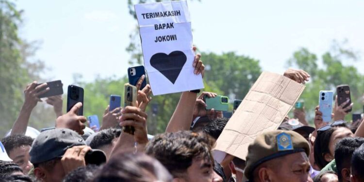 Saat Warga Timor Tengah Utara Melepas Keberangkatan Presiden Jokowi ke Kupang 1 Warga Kabupaten Timor Tengah Utara (TTU) melepas keberangkatan Presiden Jokowi ke Kupang.
