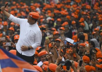 Anies Rasyid Baswedan berswafoto bersama pendukung calon gubernur dan wakil gubernur DKI Jakarta nomor urut 3 saat Apel Siaga dan Rapat Akbar Warga Kawal TPS di Lapangan Blok S, Jakarta, Kamis (21/11/2024).