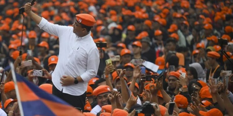 Anies Rasyid Baswedan berswafoto bersama pendukung calon gubernur dan wakil gubernur DKI Jakarta nomor urut 3 saat Apel Siaga dan Rapat Akbar Warga Kawal TPS di Lapangan Blok S, Jakarta, Kamis (21/11/2024).