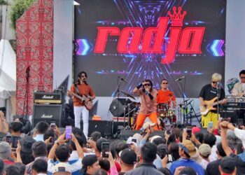 Pesta rakyat yang digelar oleh Pemerintah Provinsi (Pemprov) Sumut bekerja sama dengan Pemerintah Kabupaten Simalungun ini menampilkan band Radja.