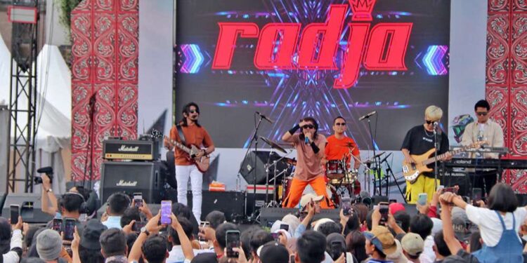 Ada Pesta Rakyat, Warga Simalungun Harapkan Aquabike Diadakan Lagi 1 Pesta rakyat yang digelar oleh Pemerintah Provinsi (Pemprov) Sumut bekerja sama dengan Pemerintah Kabupaten Simalungun ini menampilkan band Radja.