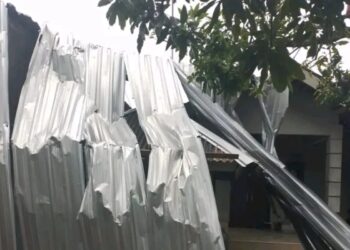 Salah satu rumah warga di Lombok Tengah, Provinsi NTB rusak dampak cuaca ekstrem yang terjadi, Sabtu (2/11/2024).