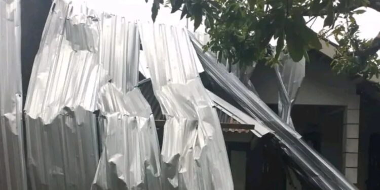 Salah satu rumah warga di Lombok Tengah, Provinsi NTB rusak dampak cuaca ekstrem yang terjadi, Sabtu (2/11/2024).
