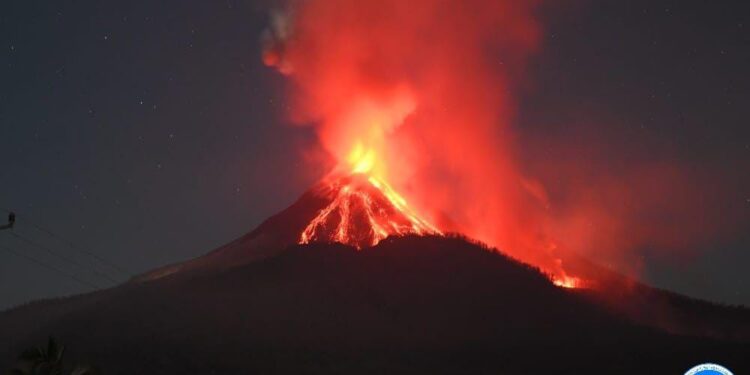 Kemenpar Aktifkan TIC Bagi Wisatawan Selama Erupsi Lewotobi Laki-laki NTT 1 Gunung Lewotobi Laki-laki, Flores Timur, Nusa Tenggara Timur (NTT).