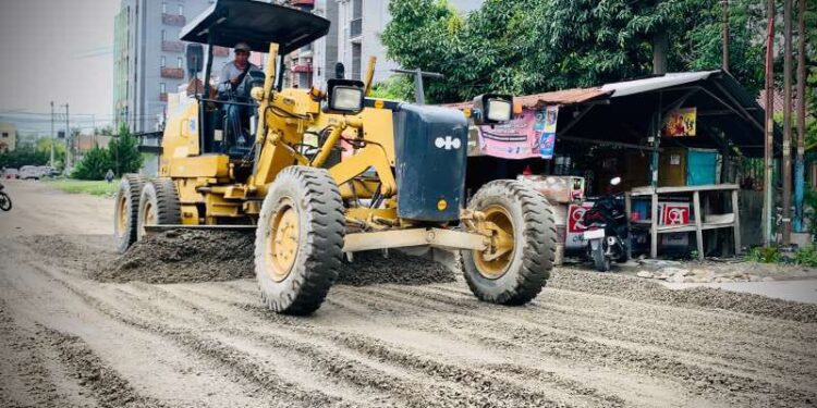 Jalan Danau Marsabut Mulai Diperbaiki, Warga Sambut Gembira 1 Jalan Danau Marsabut Kelurahan Sei Agul, Kecamatan Medan Barat mulai diperbaiki setelah rusak parah selama bertahun-tahun.