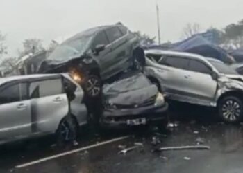 Kecelakaan beruntun di Tol Cipularang.