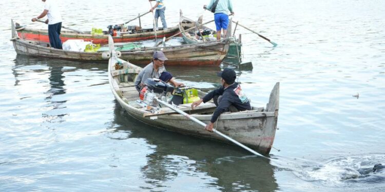 Pertama Kali, Nelayan di Medan Dapat Paket Konverter Kit BBM ke BBG 1 Pemko Medan, Kementerian ESDM dan DPR RI menyalurkan sebanyak 435 paket Konverter KitbBBM ke BBG kepada nelayan di Kota Medan.