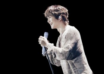 Onew SHINee pada konser penggemar pertama, '2024 ONEW FAN CONCERT 'Hola!', di Taipei International Convention Center (TICC).