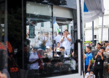 Sebanyak 60 unit bus listrik baru yang merupakan program Mastran BRT BTS secara resmi di luncurkan Wali Kota Medan, Bobby Nasution di seputaran lapangan Merdeka, Minggu (24/11/24).