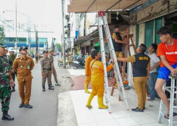 Sejumlah ruko di Medan Petisah yang dijadikan tempat usaha ditertibkan oleh Pemko Medan karena menyalahi aturan.