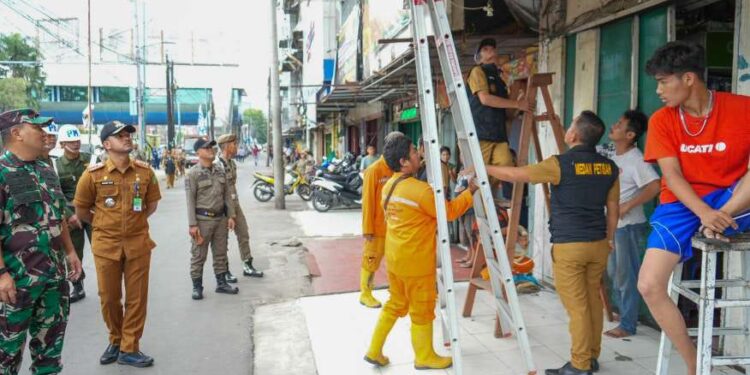 Sejumlah ruko di Medan Petisah yang dijadikan tempat usaha ditertibkan oleh Pemko Medan karena menyalahi aturan.