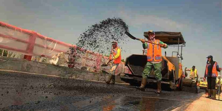 Kemenperin Rilis Peta Jalan Hilirisasi Aspal Buton 1 Pengaspalan jalan.