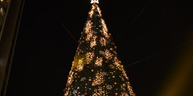 Pohon Natal setinggi 21 meter di Delipark Mall.