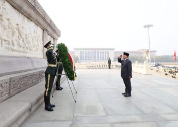 Presiden RI, Prabowo Subianto, meletakkan karangan bunga saat mengunjungi Monumen Pahlawan Rakyat, Tiananmen Square di Beijing, China, Sabtu (9/11/2024).
