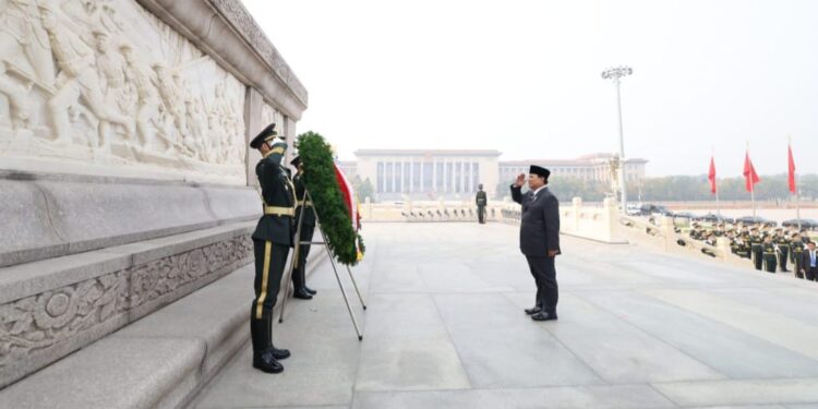 Prabowo Kunjungi Monumen Pahlawan Rakyat di Beijing 1 Presiden RI, Prabowo Subianto, meletakkan karangan bunga saat mengunjungi Monumen Pahlawan Rakyat, Tiananmen Square di Beijing, China, Sabtu (9/11/2024).