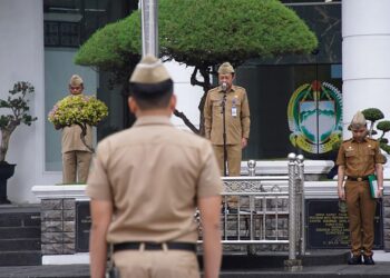 Sekdaprov Sumut, Arief S Trinugroho, memimpin apel pagi, sekaligus apel terakhir sebelum putnabakti, Senin (25/11/2024), di Lapangan Kantor Gubernur Sumut, Jalan Diponegoro, Medan.
