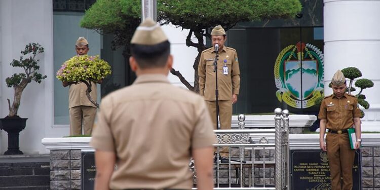Pimpin Apel Terakhir, Sekdaprov Sebut Sumut Barometer Kesuksesan Pilkada Serentak 1 Sekdaprov Sumut, Arief S Trinugroho, memimpin apel pagi, sekaligus apel terakhir sebelum putnabakti, Senin (25/11/2024), di Lapangan Kantor Gubernur Sumut, Jalan Diponegoro, Medan.