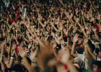 Suporter Indonesia memberikan dukungan kepada Timnas Indonesia saat melawan Timnas Jepang pada pertandingan Grup C putaran ketiga Kualifikasi Piala Dunia 2026 Zona Asia, di SUGBK), Senayan, Jakarta, Jumat (15/11/2024).