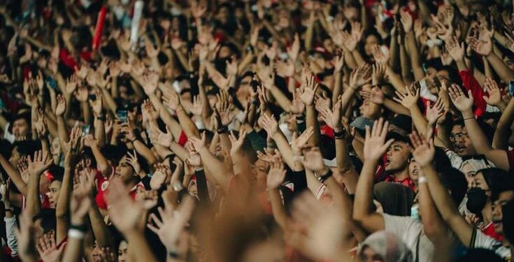 Suporter Indonesia memberikan dukungan kepada Timnas Indonesia saat melawan Timnas Jepang pada pertandingan Grup C putaran ketiga Kualifikasi Piala Dunia 2026 Zona Asia, di SUGBK), Senayan, Jakarta, Jumat (15/11/2024).