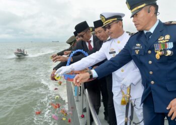 Upacara Tabur Bunga dalam rangka Peringatan Hari Pahlawan ke-65 tahun Tingkat Provinsi Sumut, Minggu (10/11/2024), di Perairan Belawan.