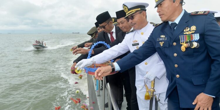 Hari Pahlawan, Upacara Tabur Bunga di Perairan Belawan Berlangsung Khidmat 1 Upacara Tabur Bunga dalam rangka Peringatan Hari Pahlawan ke-65 tahun Tingkat Provinsi Sumut, Minggu (10/11/2024), di Perairan Belawan.